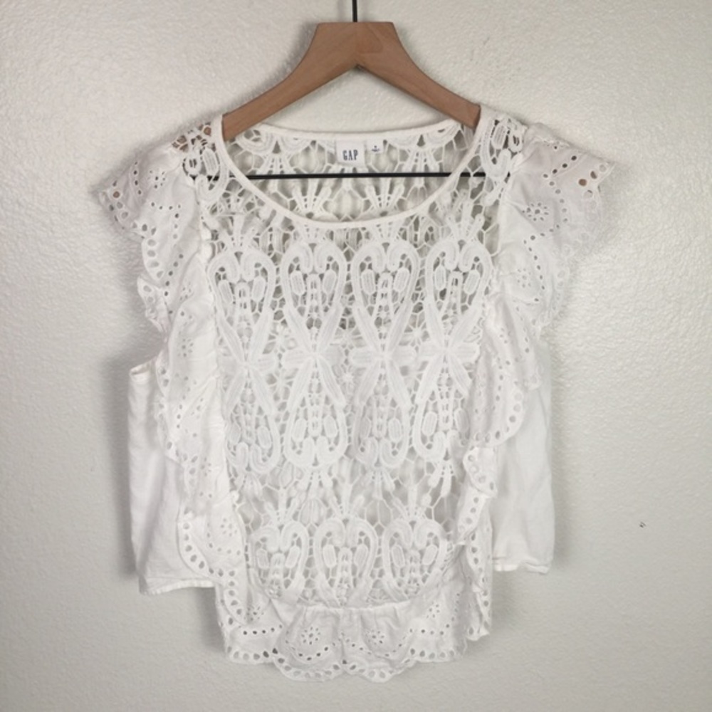 GAP WHITE LACE FRONT TOP